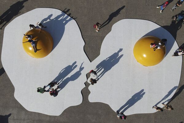 智利，家庭公园举办的“Hecho en Casa”艺术节上展出的荷兰艺术家亨克·霍夫斯特拉的“Art Eggcident”的巨型煎蛋艺术作品。 - 俄罗斯卫星通讯社