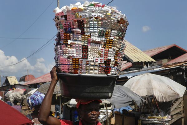 海地太子港，Croix des Bosalles市场上运送药品的街头小贩。 - 俄罗斯卫星通讯社