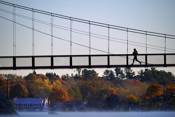 緬因州寒冷的秋日里，一座橋上的跑步者。 - 俄羅斯衛星通訊社