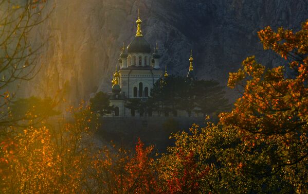 在雅爾塔拍攝的福羅斯教堂的秋景。 - 俄羅斯衛星通訊社
