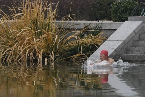 北京，冰冷的運河裡游泳的男子。 - 俄羅斯衛星通訊社