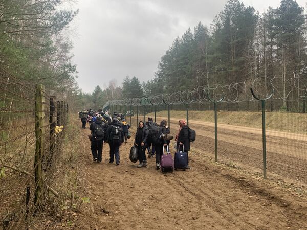 白俄羅斯和波蘭邊境的移民。 - 俄羅斯衛星通訊社