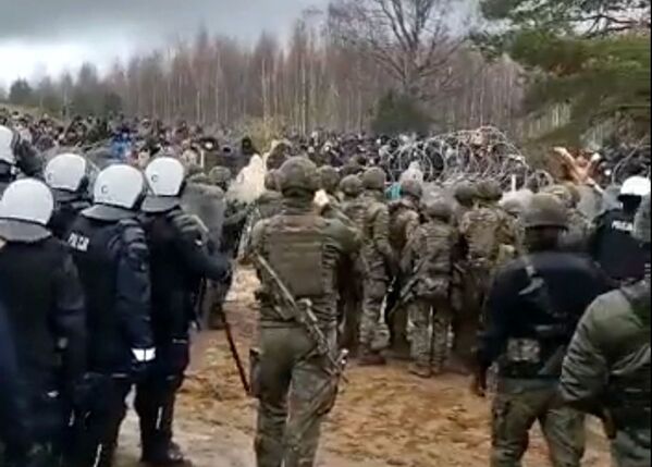 波兰警察和边防军阻挡数百名移民入境。 - 俄罗斯卫星通讯社
