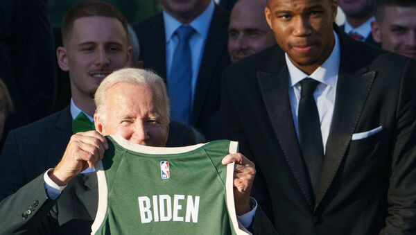 US President Joe Biden poses with Giannis Antetokounmpo - 俄罗斯卫星通讯社