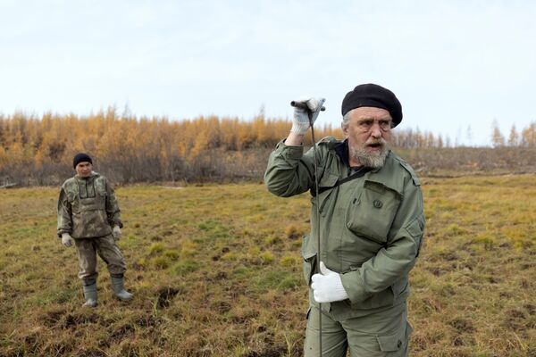 公园创建者和学术负责人谢尔盖•济莫夫正在检查更新世公园里的永久冻土的现有量。 - 俄罗斯卫星通讯社