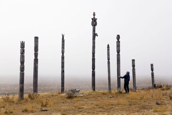 薩哈共和國（雅庫特），科雷馬河旁，更新世公園的員工雅羅斯拉夫•沃洛申站在一組祭祀柱子附近。 - 俄羅斯衛星通訊社
