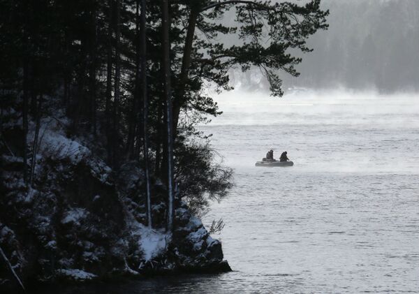 釣魚愛好者們在-18攝氏度的舒申區原始森林區垂釣休閒。 - 俄羅斯衛星通訊社