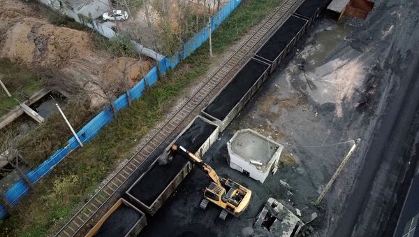 Экскаватор загружает уголь в поезд в Пиндиншане, провинция Хэнань, Китай - 俄罗斯卫星通讯社