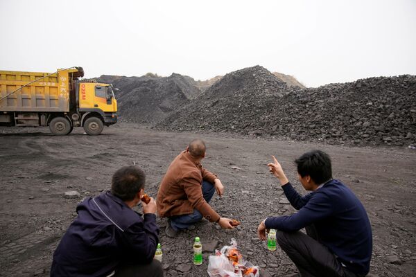 货运司机在河南省平顶山煤矿午休。 - 俄罗斯卫星通讯社