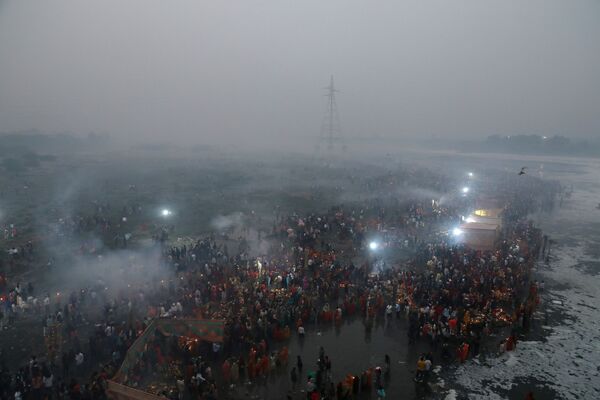 印度教信徒在有毒泡沫覆蓋的新德里亞穆納河中祭拜克哈特普迦節太陽神。 - 俄羅斯衛星通訊社