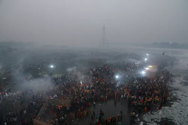 印度教信徒在有毒泡沫覆蓋的新德里亞穆納河中祭拜克哈特普迦節太陽神。 印度教信徒在有毒泡沫覆蓋的新德里亞穆納河中祭拜克哈特普迦節太陽神。 - 俄羅斯衛星通訊社