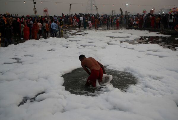 印度教信徒在有毒泡沫覆盖的亚穆纳河沐浴。 - 俄罗斯卫星通讯社