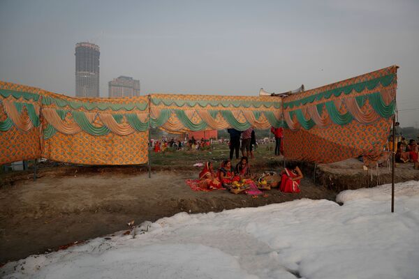 印度教女信徒在有毒泡沫覆蓋的新德里亞穆納河中祭拜克哈特普迦節太陽神。 - 俄羅斯衛星通訊社