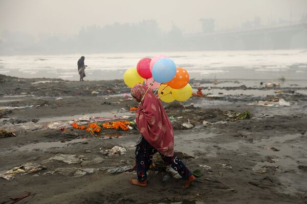在新德里亞穆納河邊售賣氣球的小販。 - 俄羅斯衛星通訊社