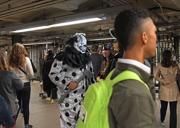 紐約地鐵站台上的小丑。 - 俄羅斯衛星通訊社
