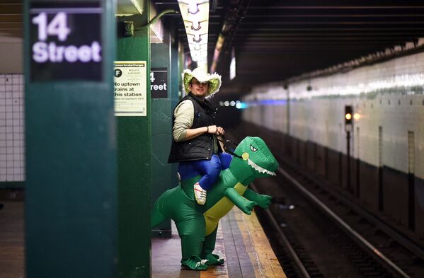 參加萬聖節活動的紐約市民在地鐵站內等候列車。 - 俄羅斯衛星通訊社
