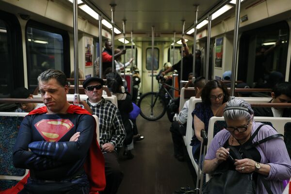 哈里森身穿超人裝乘坐洛杉磯地鐵。 - 俄羅斯衛星通訊社