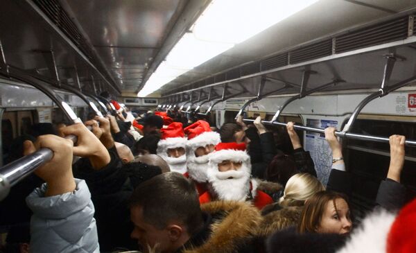 乘坐莫斯科地鐵列車的聖誕老人們。 - 俄羅斯衛星通訊社