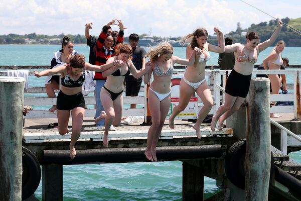  遊客們在新西蘭奧拉克碼頭上跳水玩耍。 - 俄羅斯衛星通訊社