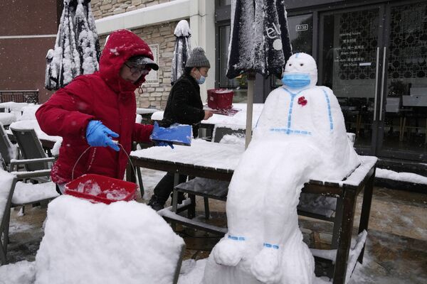  北京一餐厅职工在户外堆雪人。 - 俄罗斯卫星通讯社