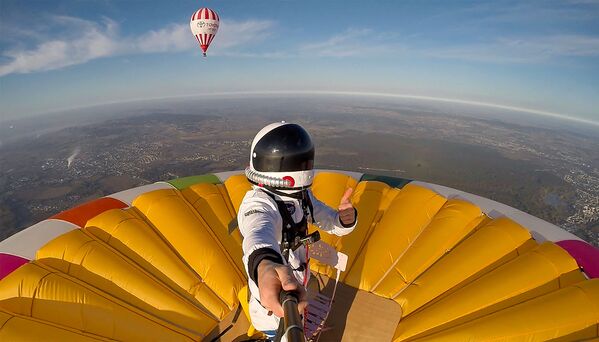 法國飛行家雷米•烏夫拉德站在沙泰勒羅市上空完成在氣球頂部的自拍。  - 俄羅斯衛星通訊社