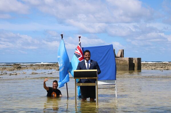 圖瓦盧法務、通訊與外交部部長西蒙•科菲在海水中向第26屆聯合國氣候變化大會(COP26)發表聲明。 - 俄羅斯衛星通訊社