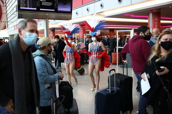 倫敦希斯羅機場取消外國人赴美限制。圖為在候機樓內的演員與乘客。 - 俄羅斯衛星通訊社