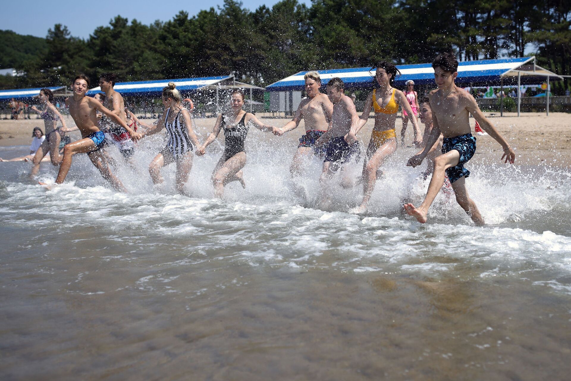 孩子们在克拉斯诺达尔边疆区全俄儿童中心“小鹰”营地的海滩上游泳。2021 年 7 月 12 日，“小鹰”营地年满61岁。 - 俄罗斯卫星通讯社, 1920, 21.12.2021