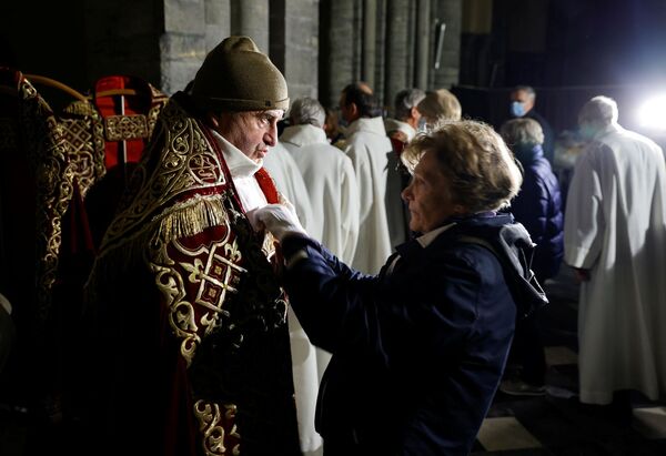 模特志愿者在比利时圣母院大教堂进行展示宗教服饰。 - 俄罗斯卫星通讯社