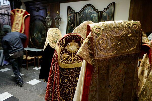 宗教神父时装展在比利时圣母院大教堂内进行准备工作。 - 俄罗斯卫星通讯社