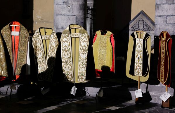比利时圣母院大教堂内展示的宗教服饰。 - 俄罗斯卫星通讯社