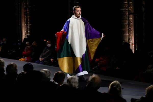 模特志願者在比利時聖母院大教堂進行展示宗教服飾。 - 俄羅斯衛星通訊社