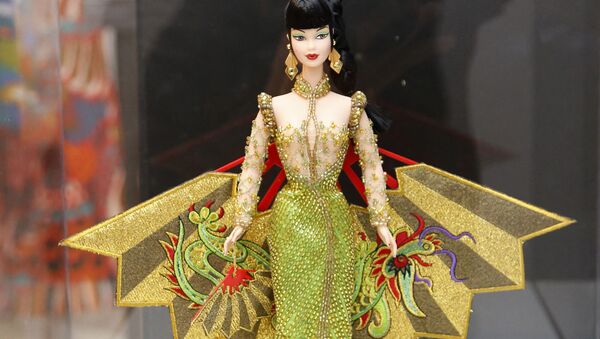 Кукла барби в дизайнерской одежде на выставке Barbie: A Cultural Icon в Лас-Вегасе  - 俄羅斯衛星通訊社