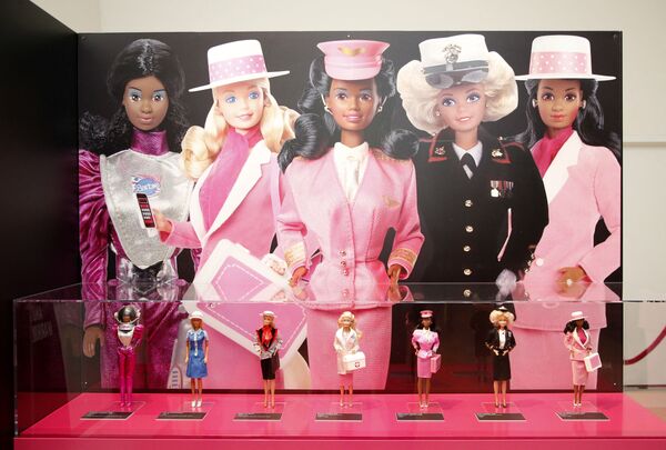 芭比娃娃文化偶像展（Barbie: A Cultural Icon）在美國拉斯維加斯舉行。 - 俄羅斯衛星通訊社
