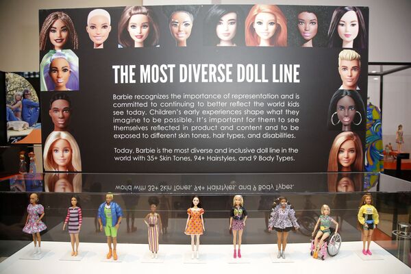 芭比娃娃文化偶像展（Barbie: A Cultural Icon）中展出的芭比娃娃人偶。 - 俄罗斯卫星通讯社