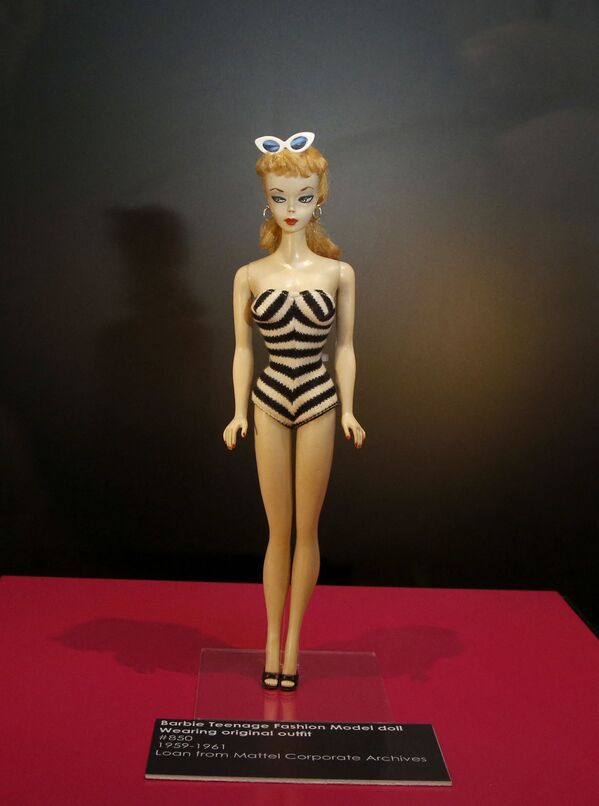 芭比娃娃文化偶像展（Barbie: A Cultural Icon）中展出的世界第一个芭比娃娃玩偶。 - 俄罗斯卫星通讯社