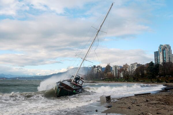 不列顛哥倫比亞省災區水中傾覆的小船。 - 俄羅斯衛星通訊社