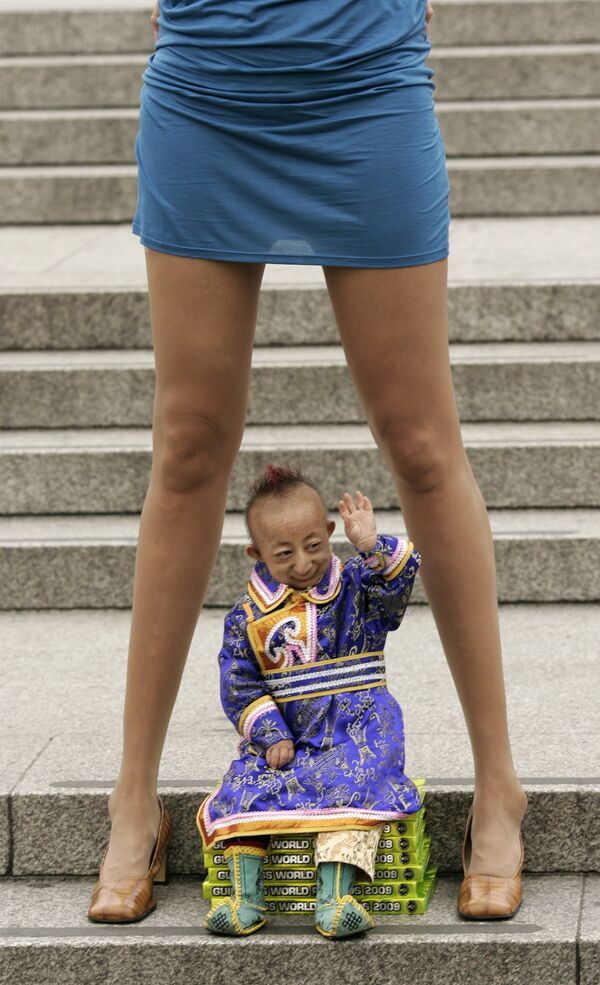 英國倫敦，世界上最矮小的人何平平和世界上腿最長的女人斯維特拉娜•潘克拉托娃亮相特拉法加廣場。 - 俄羅斯衛星通訊社