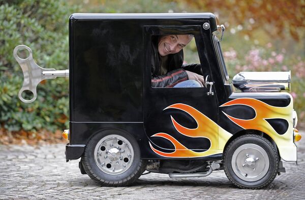 德国埃森，英国设计师佩里•沃特金斯坐在其设计的世界最小的汽车Wind Up里。 - 俄罗斯卫星通讯社