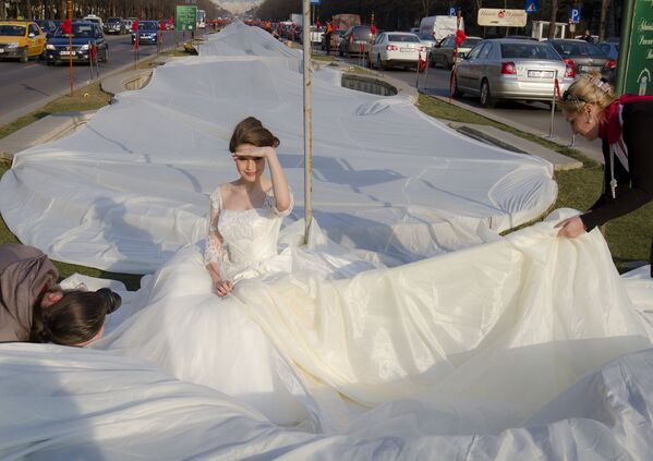 17岁的模特艾玛•杜米特雷斯库身着世界上最长的婚纱。 - 俄罗斯卫星通讯社