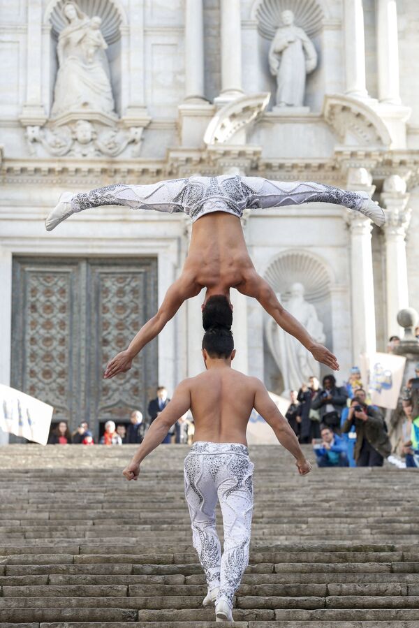 越南艺术家Quoc Ko Jiang和他的兄弟Quoc Ngiep Jiang试图在西班牙吉罗纳大教堂附近创造吉尼斯世界纪录。 - 俄罗斯卫星通讯社