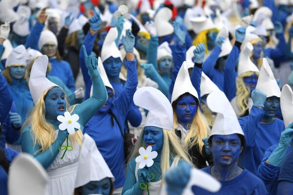 人們打扮成藍精靈，試圖在法國西部城市蘭德諾創造吉尼斯世界紀錄。 - 俄羅斯衛星通訊社