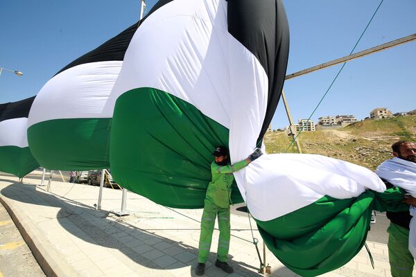 工人们在阿曼安装2132米长的约旦国旗，试图打破世界最长国旗的吉尼斯纪录。 - 俄罗斯卫星通讯社