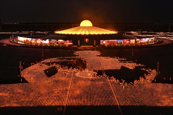 曼谷法身寺，佛教徒在舉行地球日慶祝活動時點燃33萬根蠟燭，試圖打破吉尼斯世界紀錄。 - 俄羅斯衛星通訊社