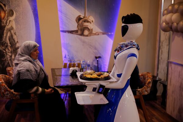摩苏尔一家餐厅里，机器人正在传菜。 - 俄罗斯卫星通讯社