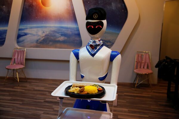 摩蘇爾一家餐廳里，機器人正在傳菜。 - 俄羅斯衛星通訊社
