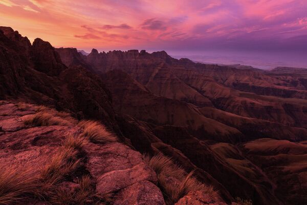 摄影师卡尔•斯莫伦伯格拍摄的The Drakensberg组照，获得2021年自然景观摄影大赛最佳项目类别的第二名。 - 俄罗斯卫星通讯社