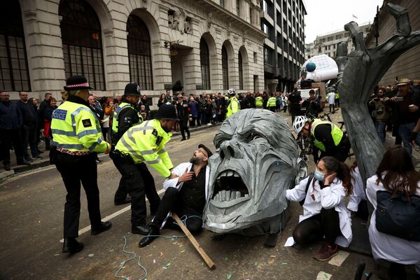 英国伦敦，环保组织“反抗灭绝”(Extinction Rebellion)的成员在市长秀期间沿游行路线举行抗议活动。 - 俄罗斯卫星通讯社