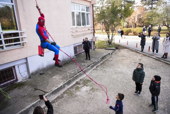 普里什蒂纳，一个装扮成卡通超级英雄的男子在的一家儿童医院里逗孩子们玩。 - 俄罗斯卫星通讯社
