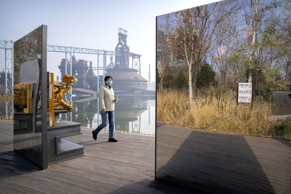 北京，一名游客从公园雕塑的镜子旁走过。 - 俄罗斯卫星通讯社